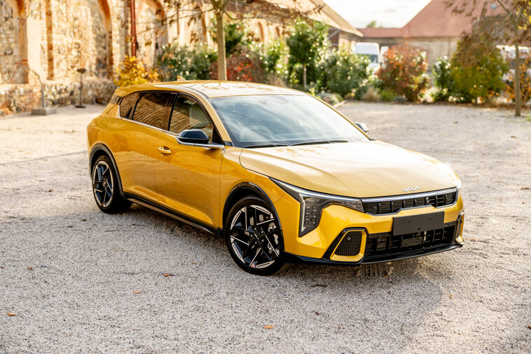 Kia K4 a K4 SW na operák.